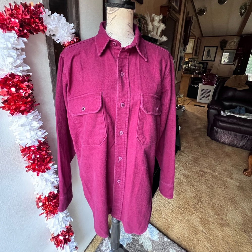 Men’s Vintage Woolrich Classic burgundy wool shirt in size M.